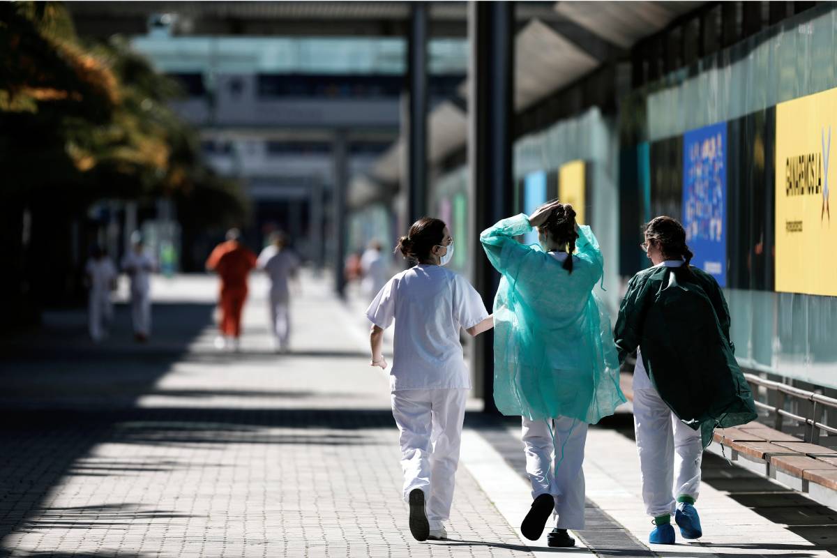 Sanitarios paseando por las instalaciones del Hospital de Ifema, durante la primera ola de la pandemia (Foto: Alberto Di Lolli)